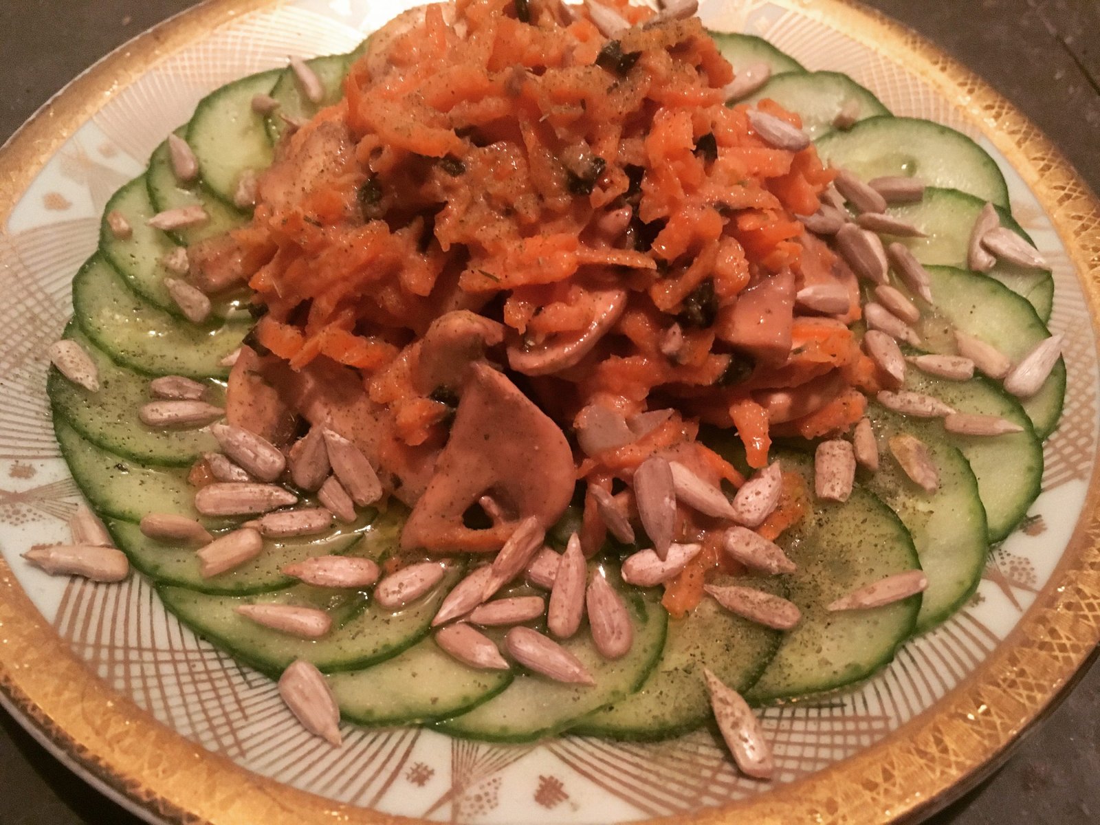 Karotten Champignon Salat auf Gurkencarpaccio - Rinetta Klinger